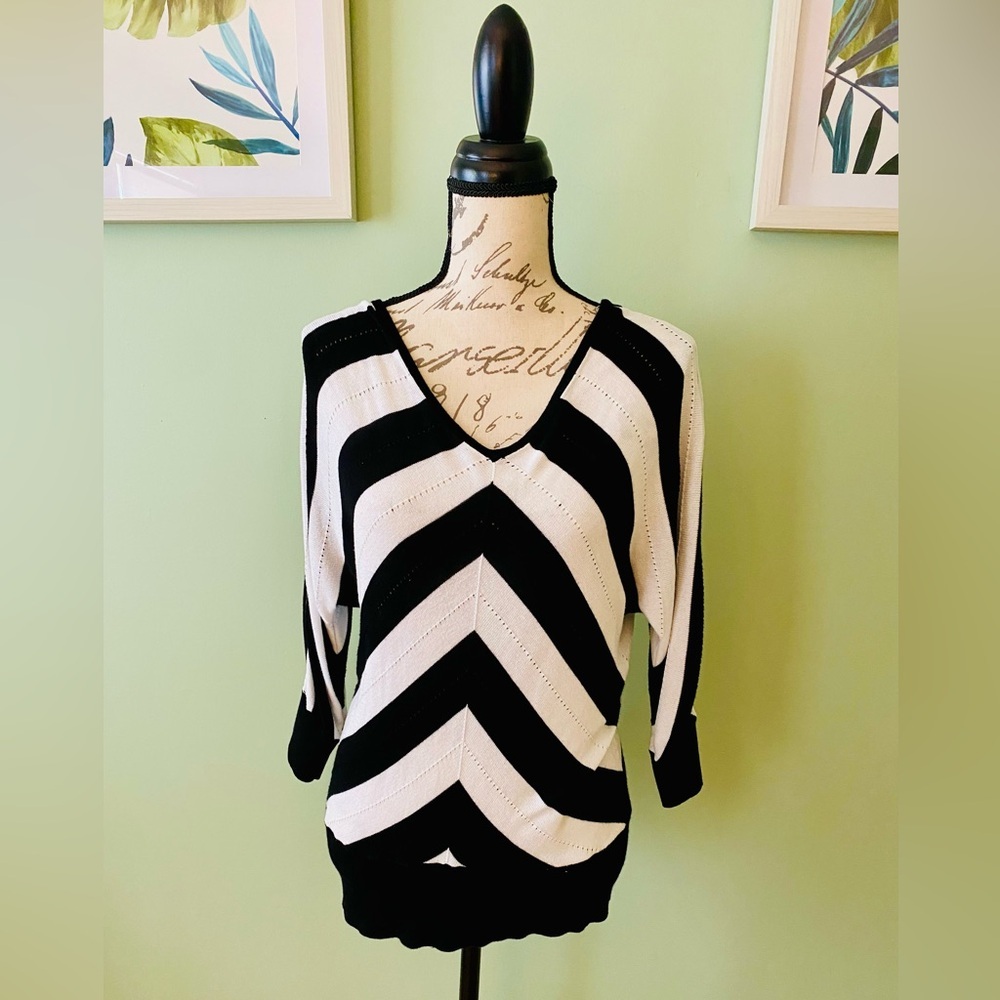 Women’s Black and White Chevron Top Size Small
